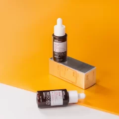 Alternative view of سرم روشن کننده و ضد لک ویتامین سی نئوژن