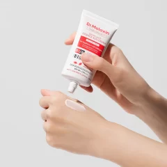 Alternative view of کرم ضدآفتاب درخشان کننده هیدرو سرامیک دکتر ملاکسین