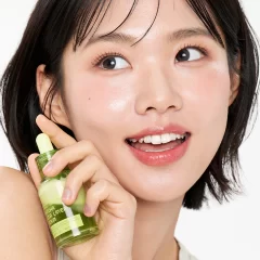 Alternative view of سرم لایه‌ای ماتچا سیکا وی‌تی کازمتیکس